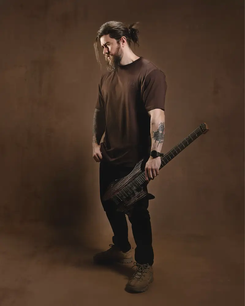 Brunno Henrique com sua guitarra elétrica